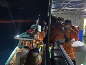 Sebuah Kapal Alami Masalah di Tengah Laut, Basarnas Mamuju Lakukan Pertolongan