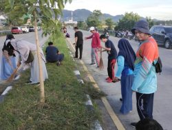 Jumat Bersih di Jalan Arteri Mamuju, Pemprov Sulbar Beri Edukasi pada Warga