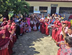 Peduli Pendidikan, Dirlantas Bersama Ketua Seksi Kebudayaan PD Bhayangkari Beri Bantuan Anak Sekolah