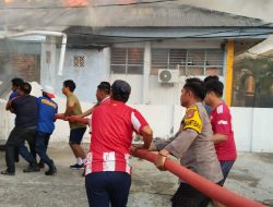SMK Negeri 2 Majene Kebakaran, Personel Polres Majene Ikut Terjun Bersama Warga Padamkan Api