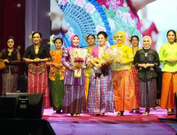 Parade Kebaya Kain Mandar Bhayangkari Sulbar Semarakkan Malam Ramah Tamah HUT RI ke-79
