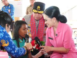 Kapolda dan Ketua PD Bhayangkari Sulbar Menyapa Anak Bungu dan Bagikan Baksos di Desa Saluraya