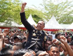HUT TNI ke-79, Kapolda Sulbar dan Ketua Bhayangkari Berikan Kejutan Manis