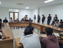 Empat Legislator Cantik Hadapi Pengunjuk Rasa di DPRD Sulbar