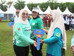 Tingkatkan Layanan Kesehatan, Bupati Mamuju Serahkan Ambulans ke Puskesmas