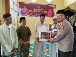 Safari Jumat Ramadhan, Kapolda Sulbar Berbagi Sembako dengan Jamaah Masjid Nurul Hikmah Simboro