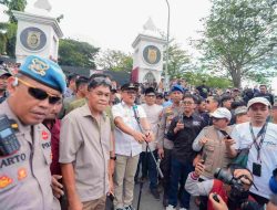 Temui Massa Aksi, SDK: Saya Tidak Akan Korbankan Rakyat Saya