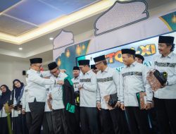 Gubernur dan Wagub Serahkan Bantuan Hibah dan Beasiswa di Pembukaan STQH XI Sulbar