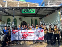 Polda Sulbar Gelar Bakti Religi, Bersihkan Tempat Ibadah dan Pemakaman Bersama Warga