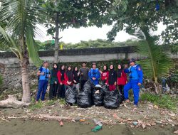 Tim SAR Polairud Polda Sulbar dan Mahasiswa Unimaju Bersihkan Pantai Arteri Usai Patroli Laut