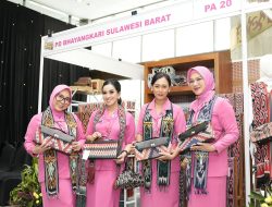 Bupati Mamuju Apresiasi Kreativitas Bhayangkari dalam Bazar Nusantara 2025