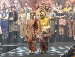 Ketua dan Wakil Ketua Bhayangkari Polda Sulbar Tampil Memukau di Bazar Kreasi Nusantara 2025 dengan Tenun Sekomandi