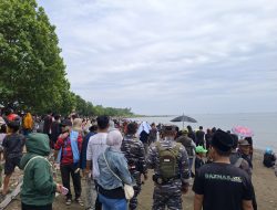 Pantai Deking Dipadati Warga Saksikan Finis Etape III Sandeq Silumba 2025