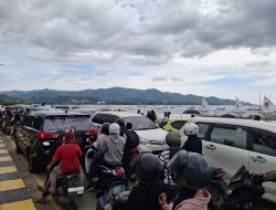 Antusiasme Warga Sulbar Membludak di Garis Finis Etape IV Sandeq Silumba 2025
