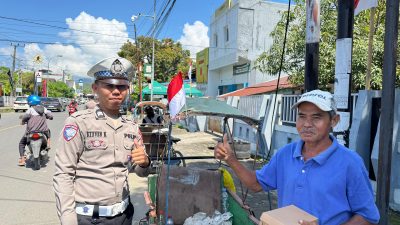 Jumat Berkah, Polantas Sulbar Kibarkan Semangat Kemerdekaan dan Berbagi Makanan Lewat Program Polantas Menyapa