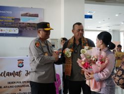 Kapolda Sulbar Lepas Kepergian Irjen Pol Purn Adang Ginanjar dan Ibu Miranti dengan Penghormatan Terakhir