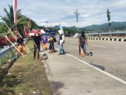 Hujan, Terik Tak Halangi DLHK Mamuju Bersihkan Lokasi Sandeq Silumba 2025