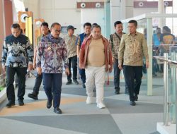 Gubernur Suhardi Duka Jemput Langsung Kedatangan Anggota VI BPK RI Fathan Subchi di Bandara
